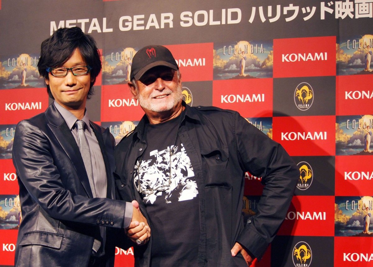 Kojima schüttelt Hand vor Konami Banner