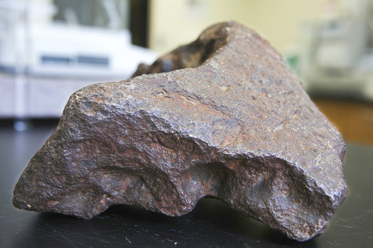 Meteorit liegt auf einem Tisch.