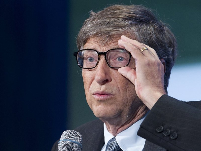 Bill Gates greift sich während eines Auftritts an die Brille.