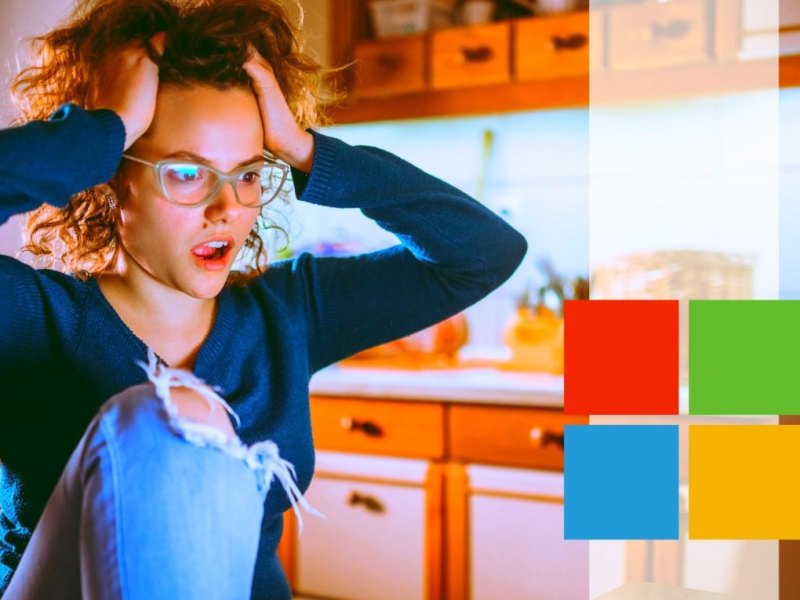 Frau vor dem Laptop geschockt/Microsoft-Zeichen