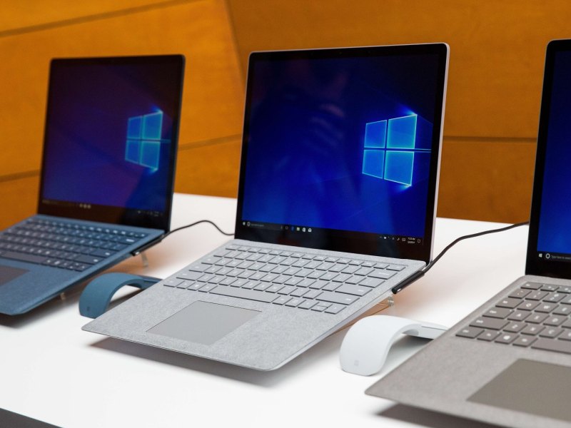 Mehrere Laptops mit Windows-Logo auf einem Tisch