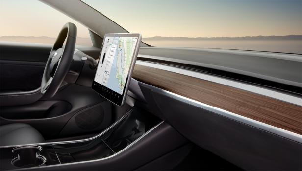Der futuristische Innenraum des Tesla Model 3. 