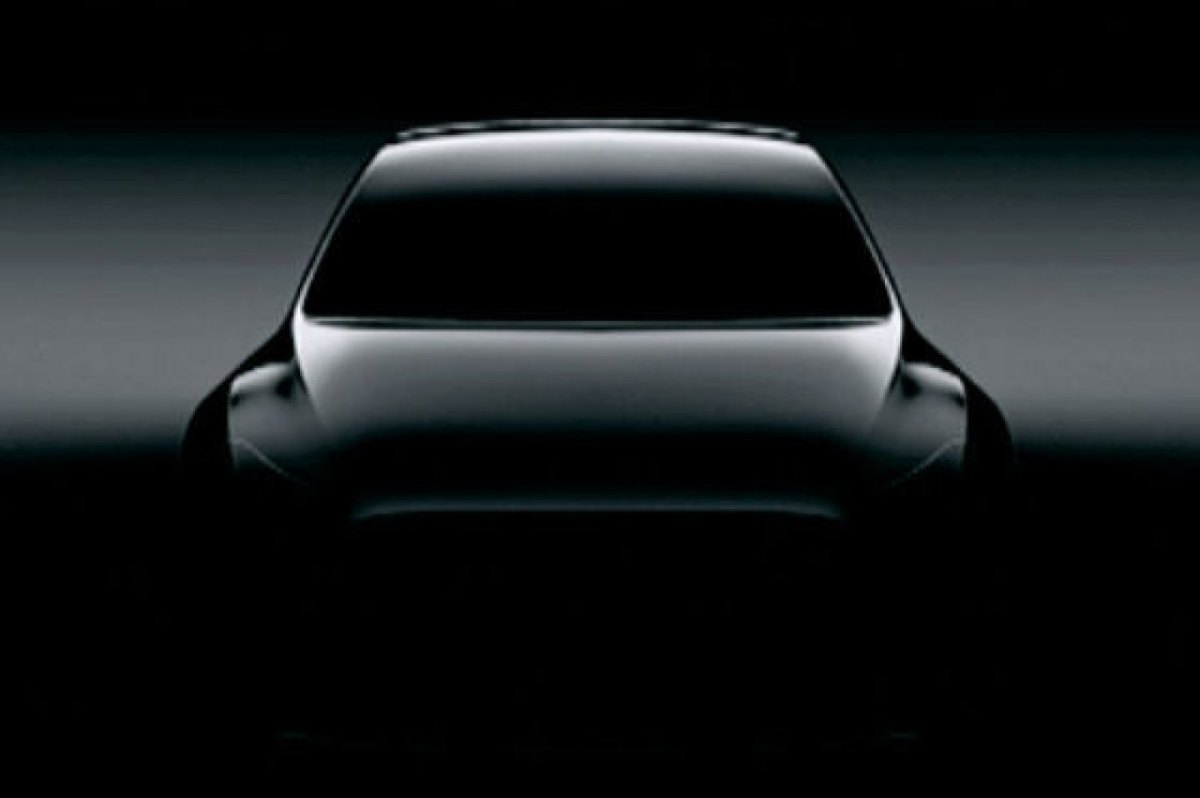 Hier ist die Silhouette der Front des Model Y zu erkennen