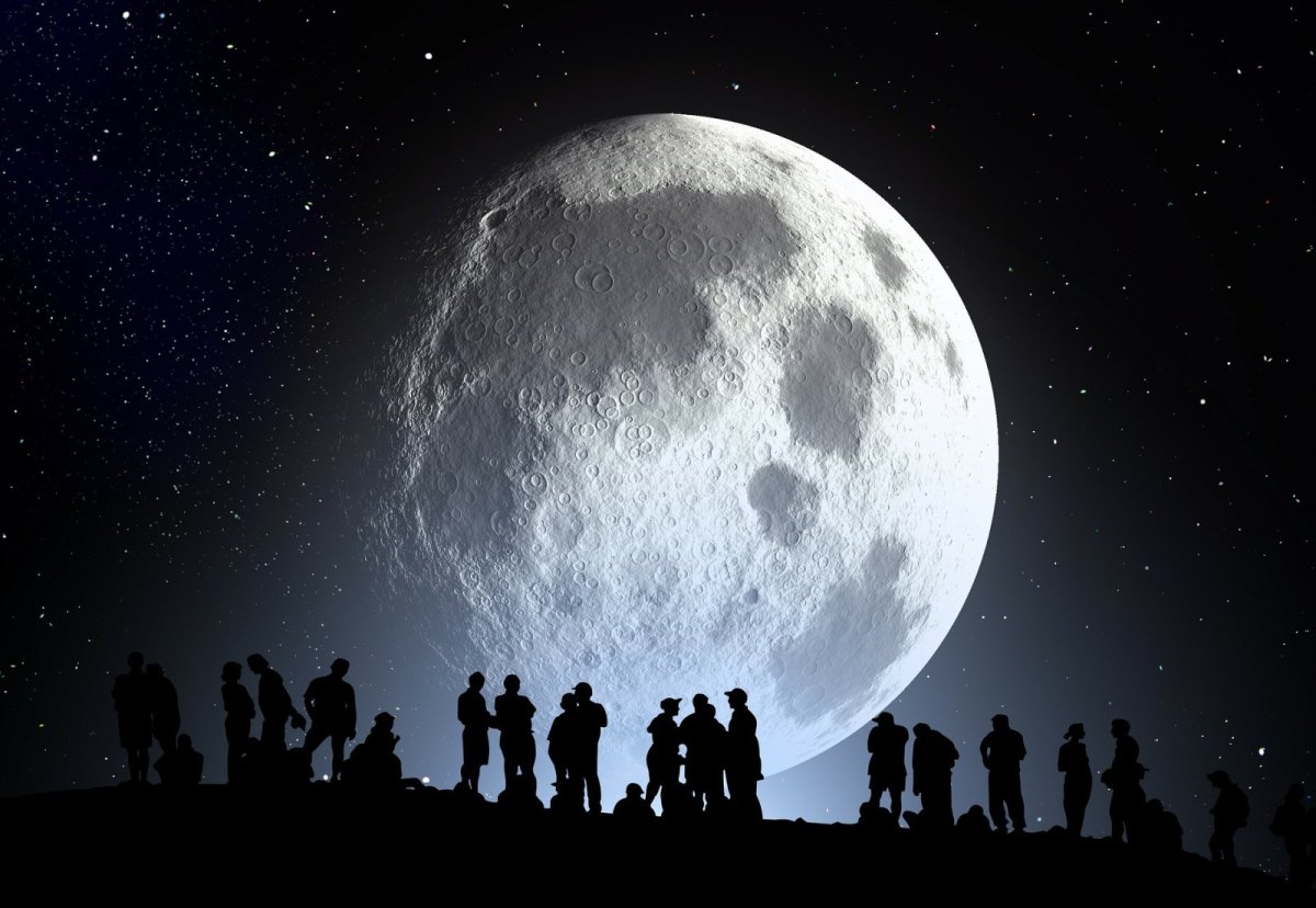 Menschen betrachten den Mond