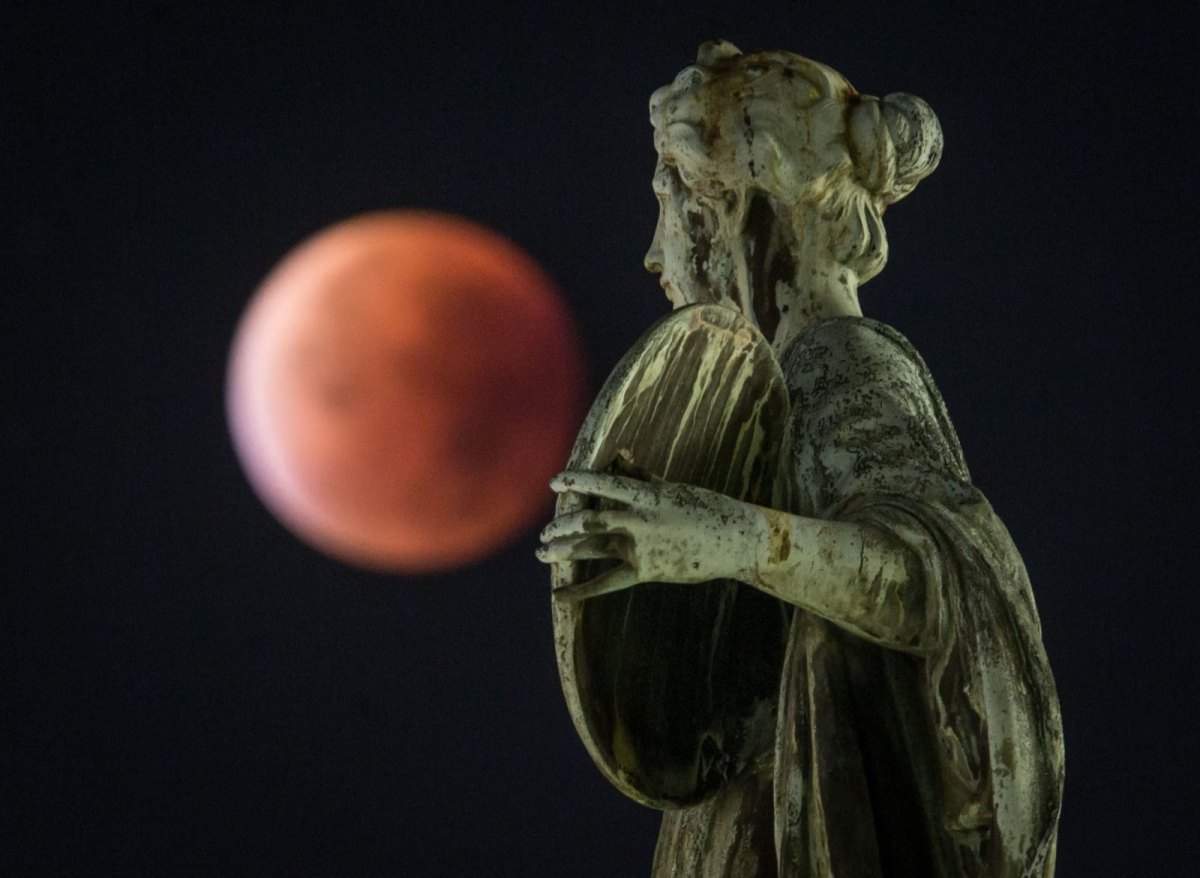 Mondfinsternis mit Blutmond und einer Skulptur davor