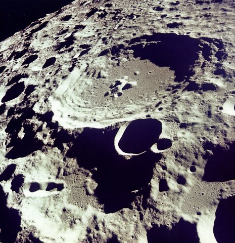 Ebenerdig ist die Mondoberfläche bei weitem nicht. Dennoch gibt es den einen oder anderen Ort, an dem eine Kapsel wie die der Apollo 11-Mission landen kann.
