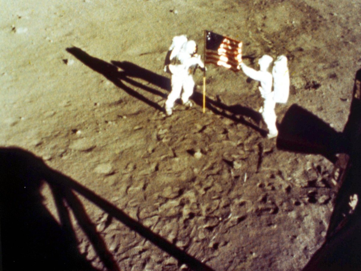 Die Astronauten Neil Armstrong und Buzz Aldrin auf dem Mond.