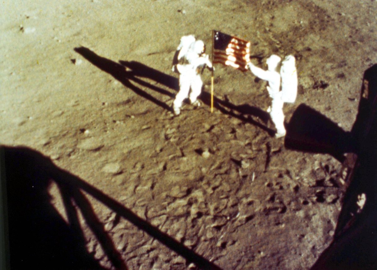 Die Astronauten Neil Armstrong und Buzz Aldrin auf dem Mond.