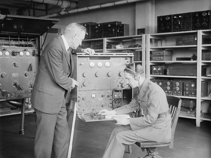 Das Bild zeigt zwei Menschen bei der Eingabe eines Morse-Codes