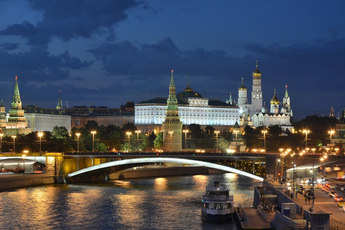 Kreml in Moskau und Bolshoy-Kamenny-Brücke