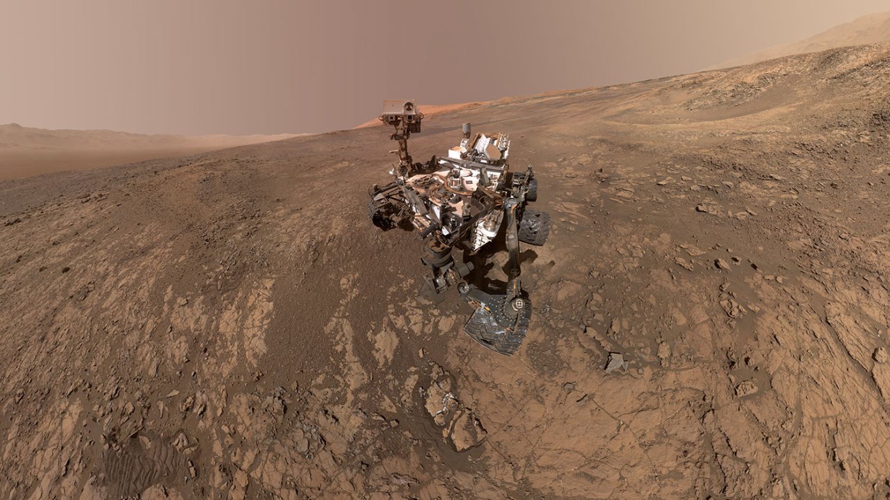 Dieses Selbstporträt des NASA-Rovers Curiosity zeigt das Fahrzeug auf dem Vera Rubin Ridge, das seit einigen Monaten untersucht wird.