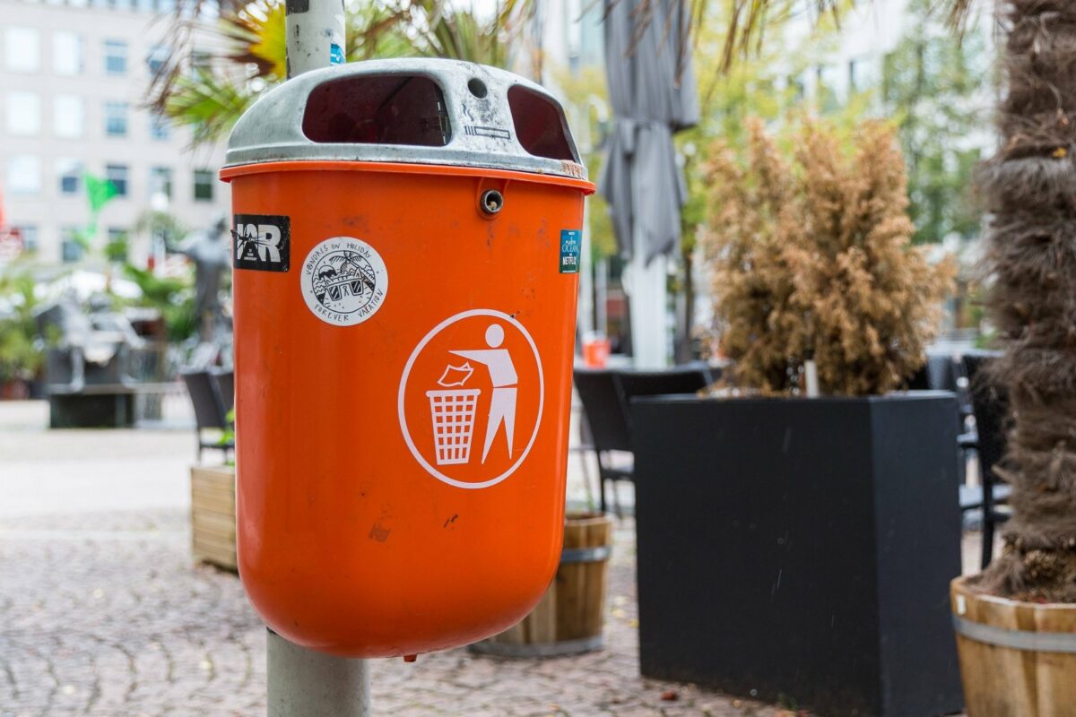 Ein Mülleimer in in der Bochumer Innenstadt