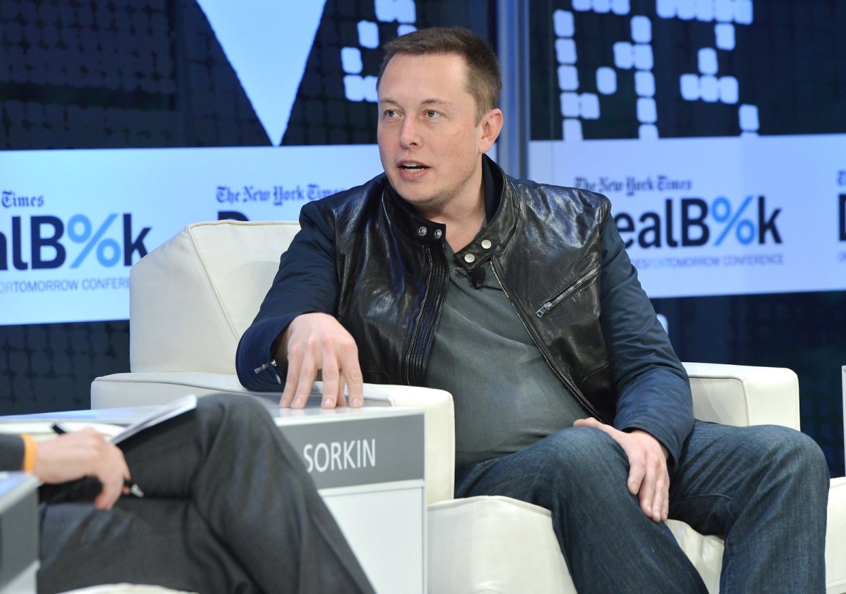 Elon Musk spricht bei einer Podiumsdiskussion.