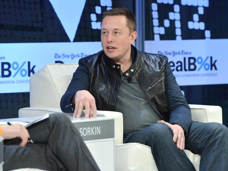 Elon Musk spricht bei einer Podiumsdiskussion.