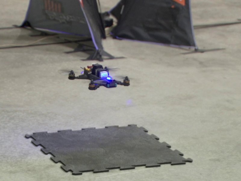 Drohne schwebt über dem Boden