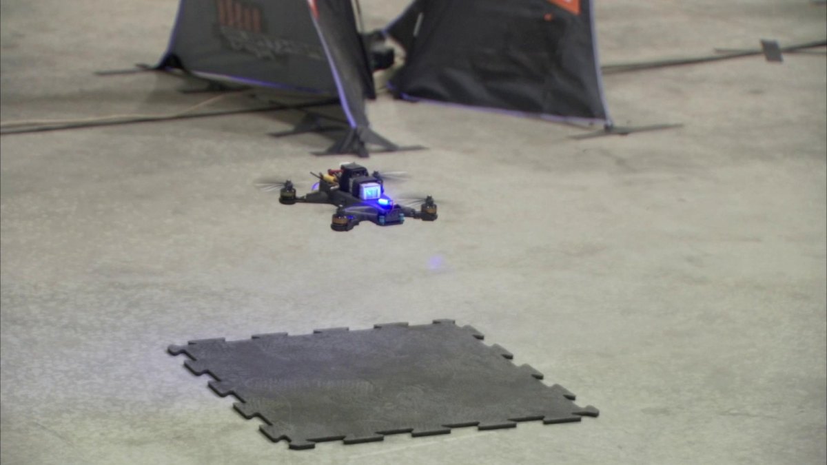 Drohne schwebt über dem Boden