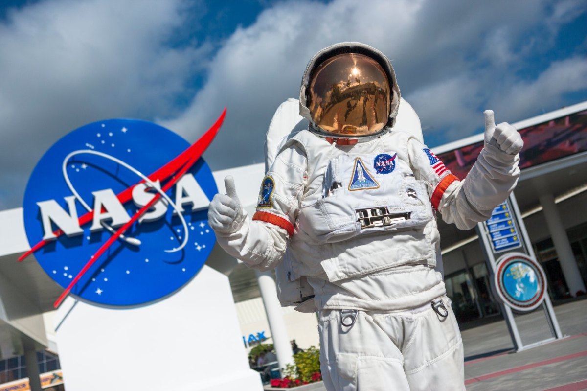 Astronaut vor einem Logo der NASA