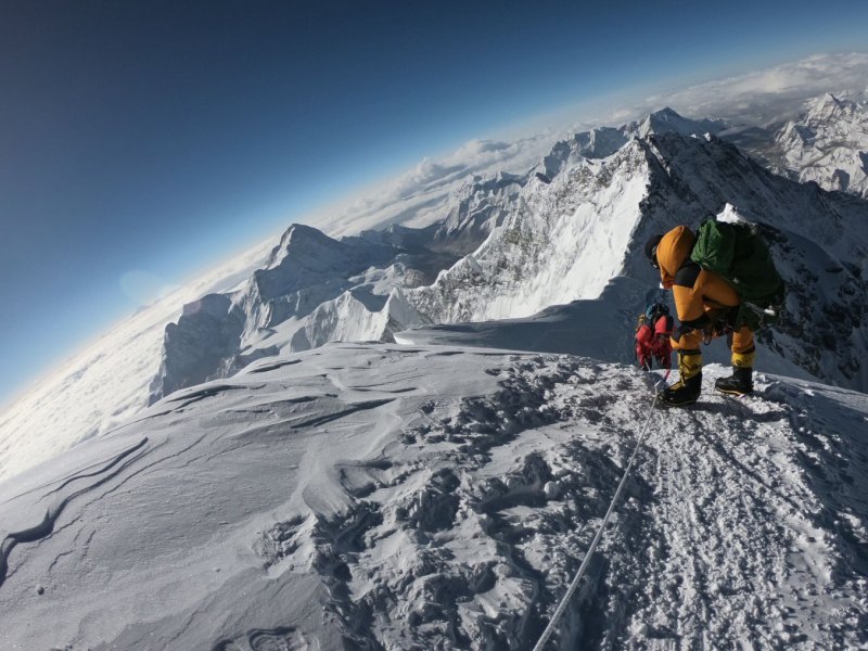 Ein Bergsteiger auf einem berg