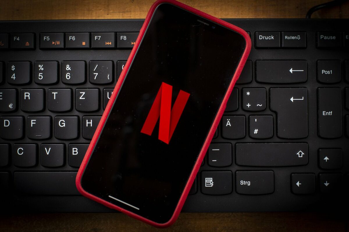 Netflix-Symbol auf Smartphone.