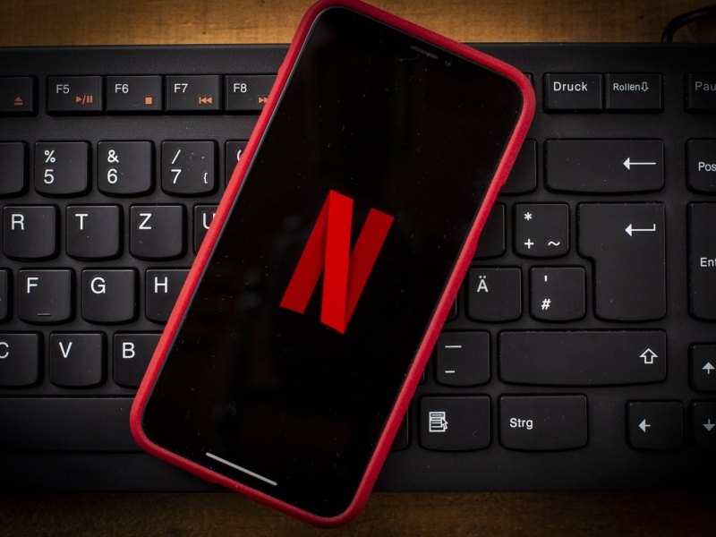 Netflix-Symbol auf Smartphone.