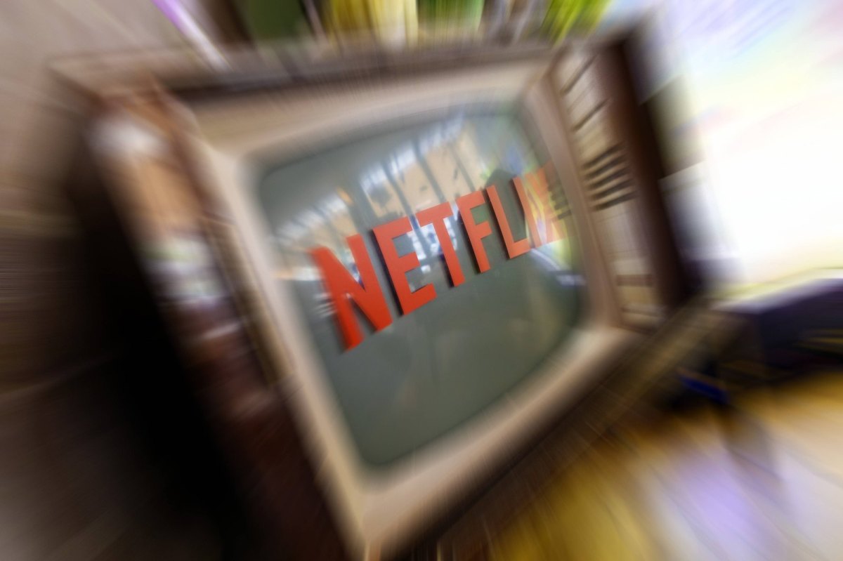 Netflix-Logo auf einem altmodischen Fernseher