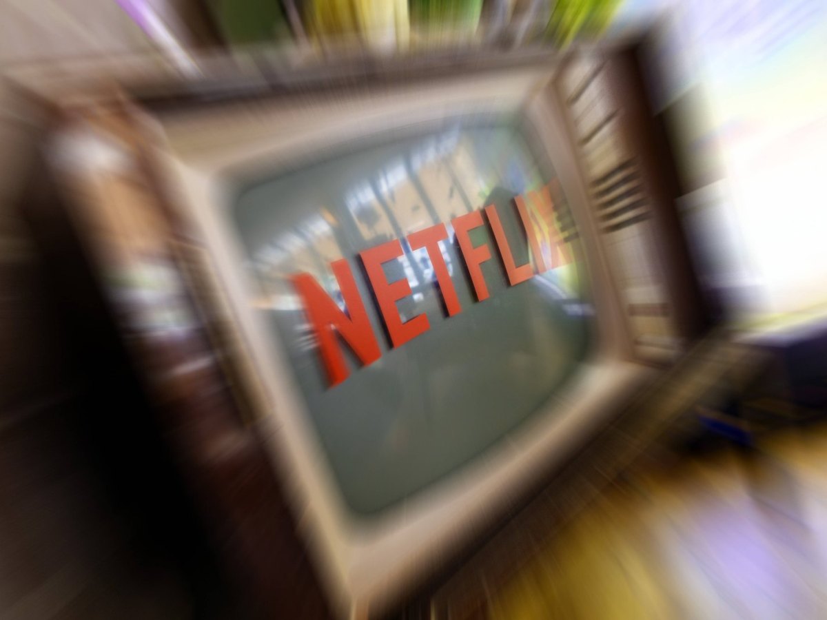 Netflix-Logo auf einem altmodischen Fernseher