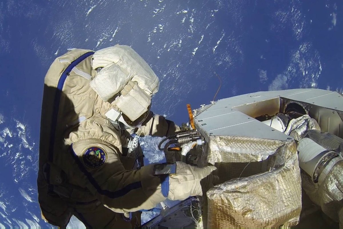 Astronaut im Außenbord-Einsatz