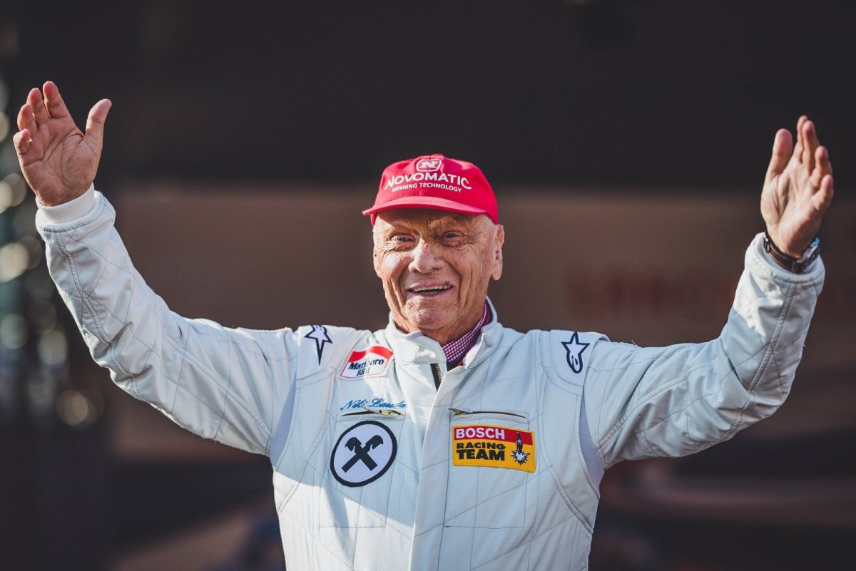 Niki Lauda hebt die Hände in Siegerpose.