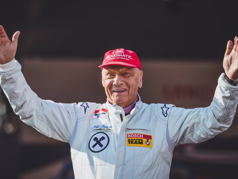 Niki Lauda hebt die Hände in Siegerpose.