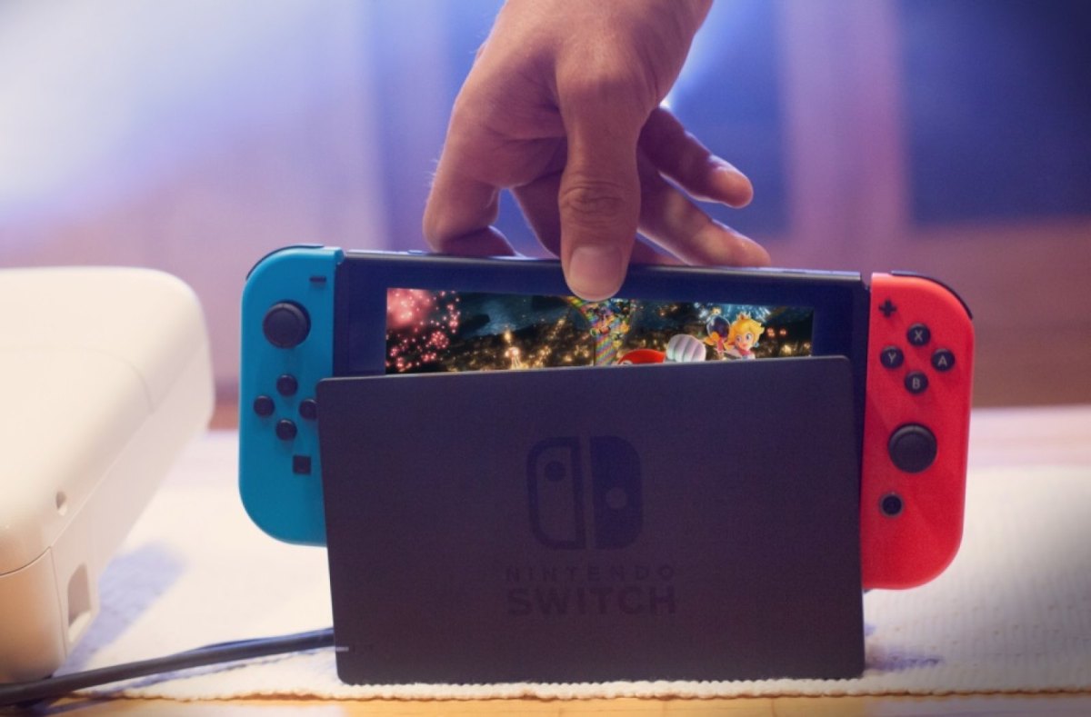 Hand greift nach einer Nintendo Switch