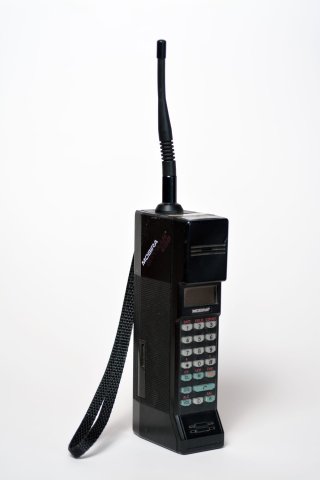 Für damalige Verhältnisse ein "mobiles" Telefon: das Nokia-Mobira Cityman 900.