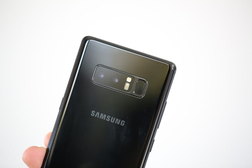 Das Galaxy Note 8 hat auch einen kombinierten SIM-MicroSD-Slot, mit dem zwei SIM-Karten gleichzeitig genutzt werden können.