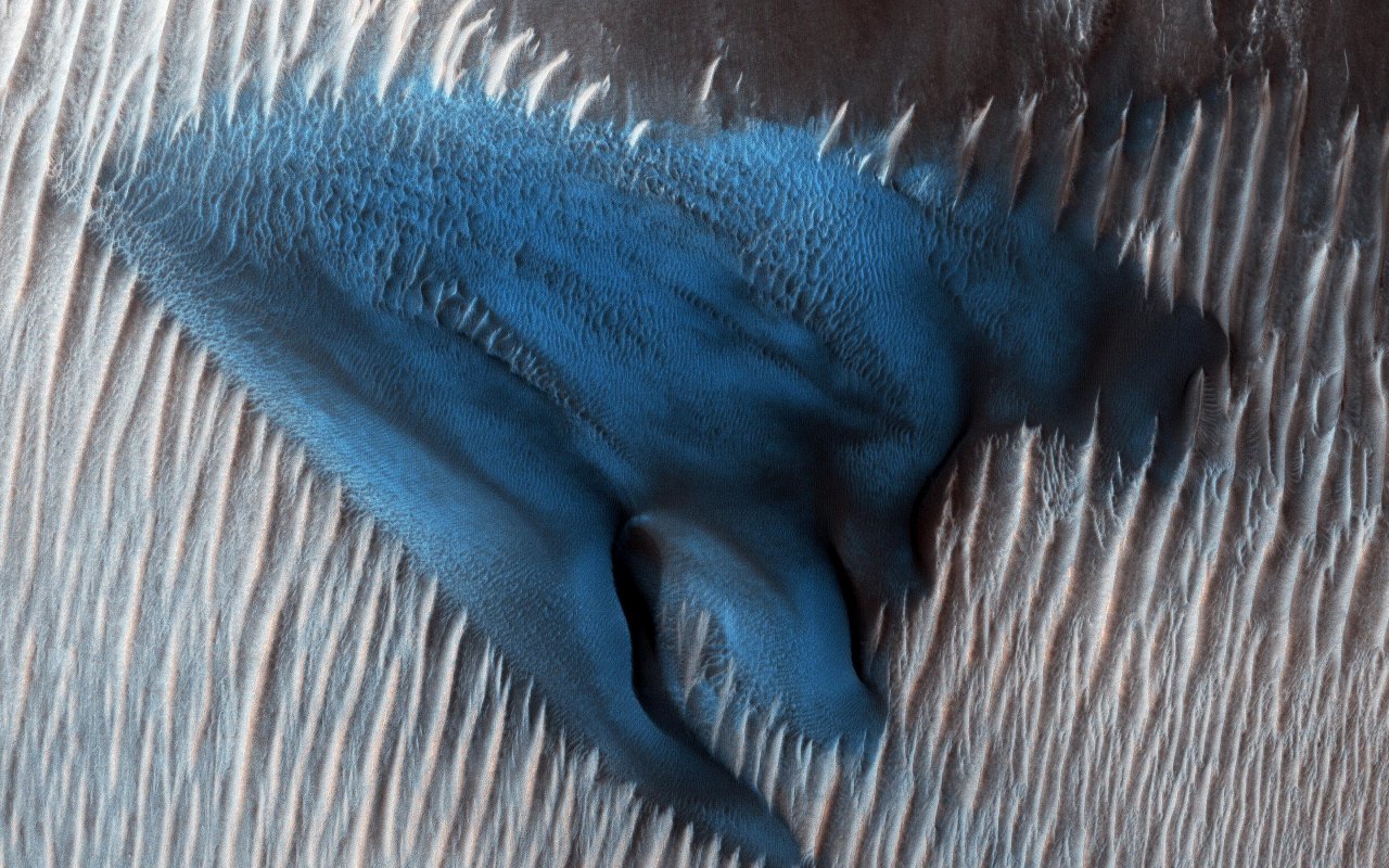 In den Kraterböden sammeln sich oft Sanddünen. In dieser Region des Lyot-Kraters zeigt der Mars Reconnaissance Orbiter (MRO) der NASA am 24. Januar 2018 ein Feld mit klassischen Barchan-Dünen.