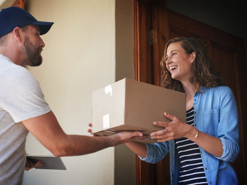 Frau nimmt Paket entgegen.