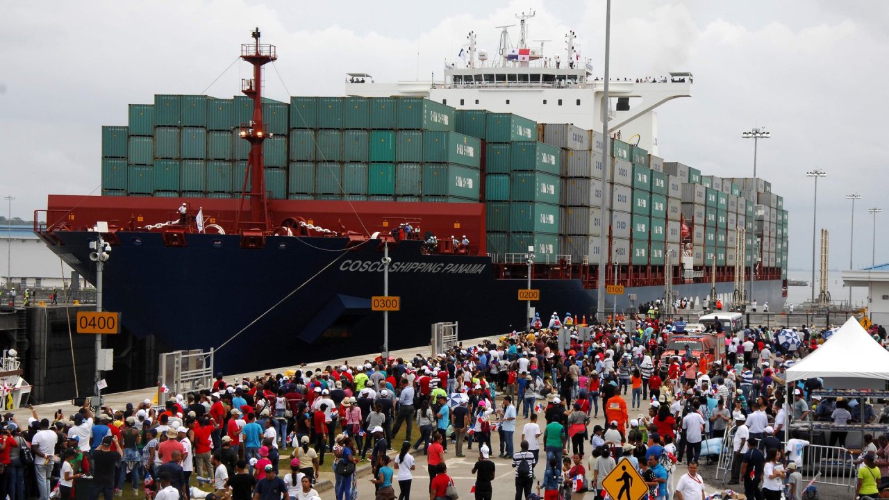 Die größten Schiffe sind mittlerweile zu groß geworden, um Suez- oder Panamakanal zu passieren.