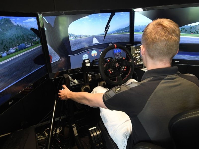 Ein Ingenieur von Pal-V sitzt in einem Simulator für das Pal-V-Flugauto.