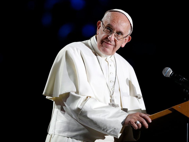 Papst Franziskus steht an einem Rednerpult.