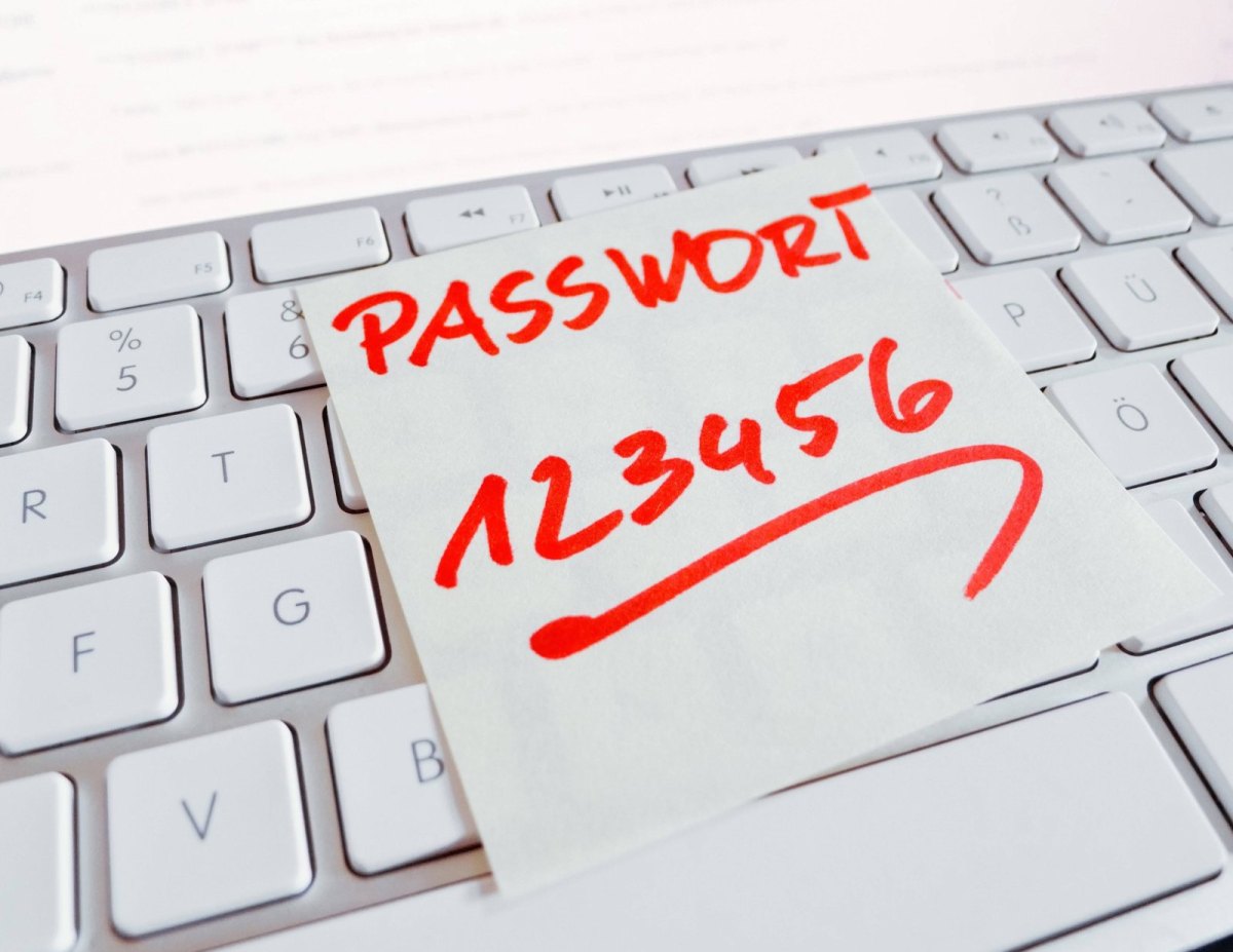 Passwort 123456 auf einem Post-it auf einer Tastatur
