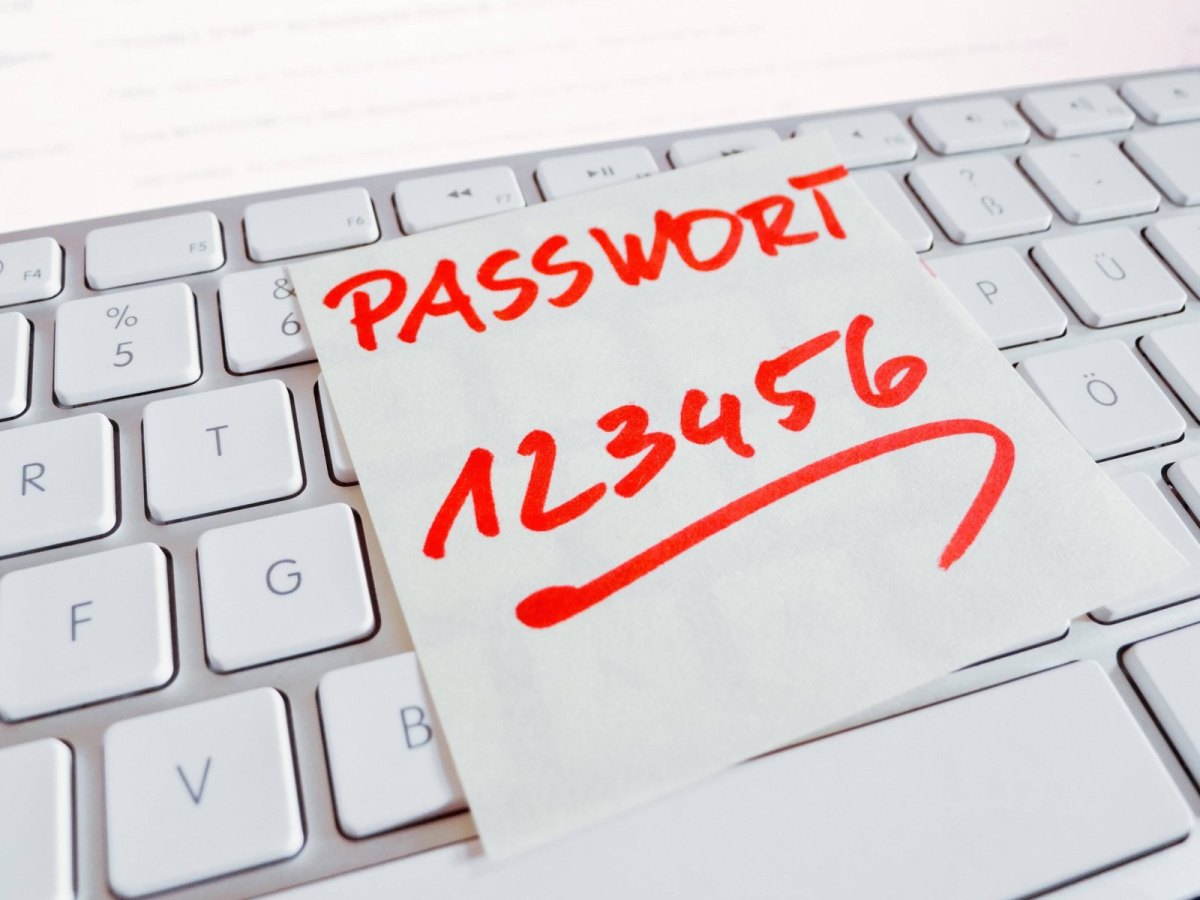 Passwort 123456 auf einem Post-it auf einer Tastatur