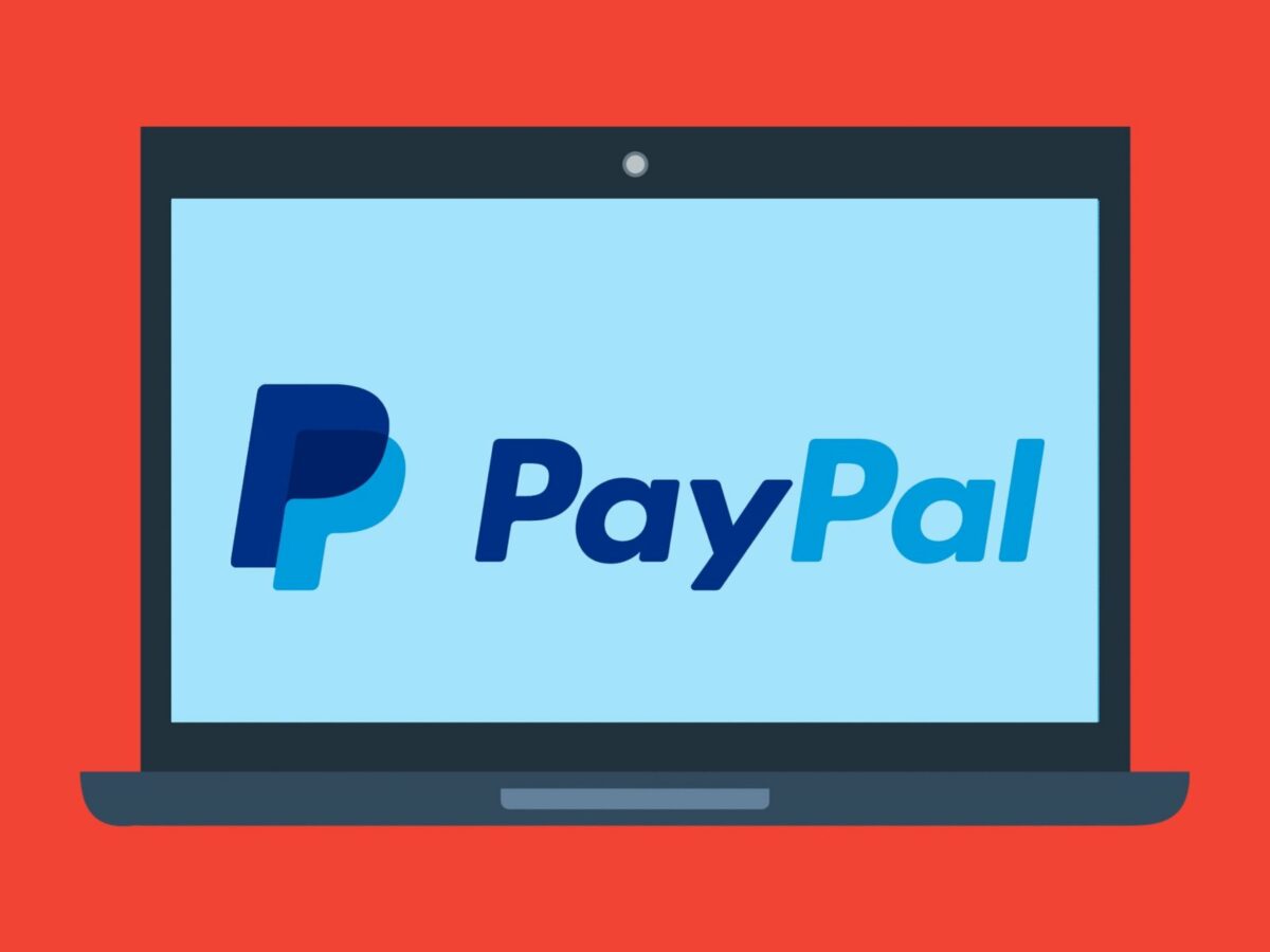 PayPal Logo auf einem Laptop