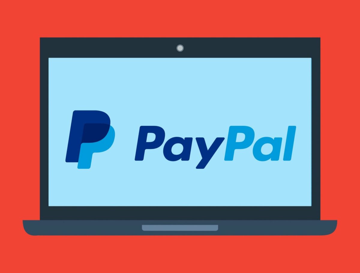 PayPal Logo auf einem Laptop