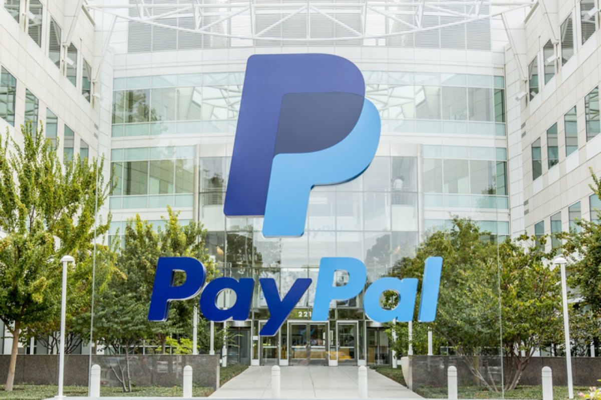 PayPal-Logo vor einem Gebäude