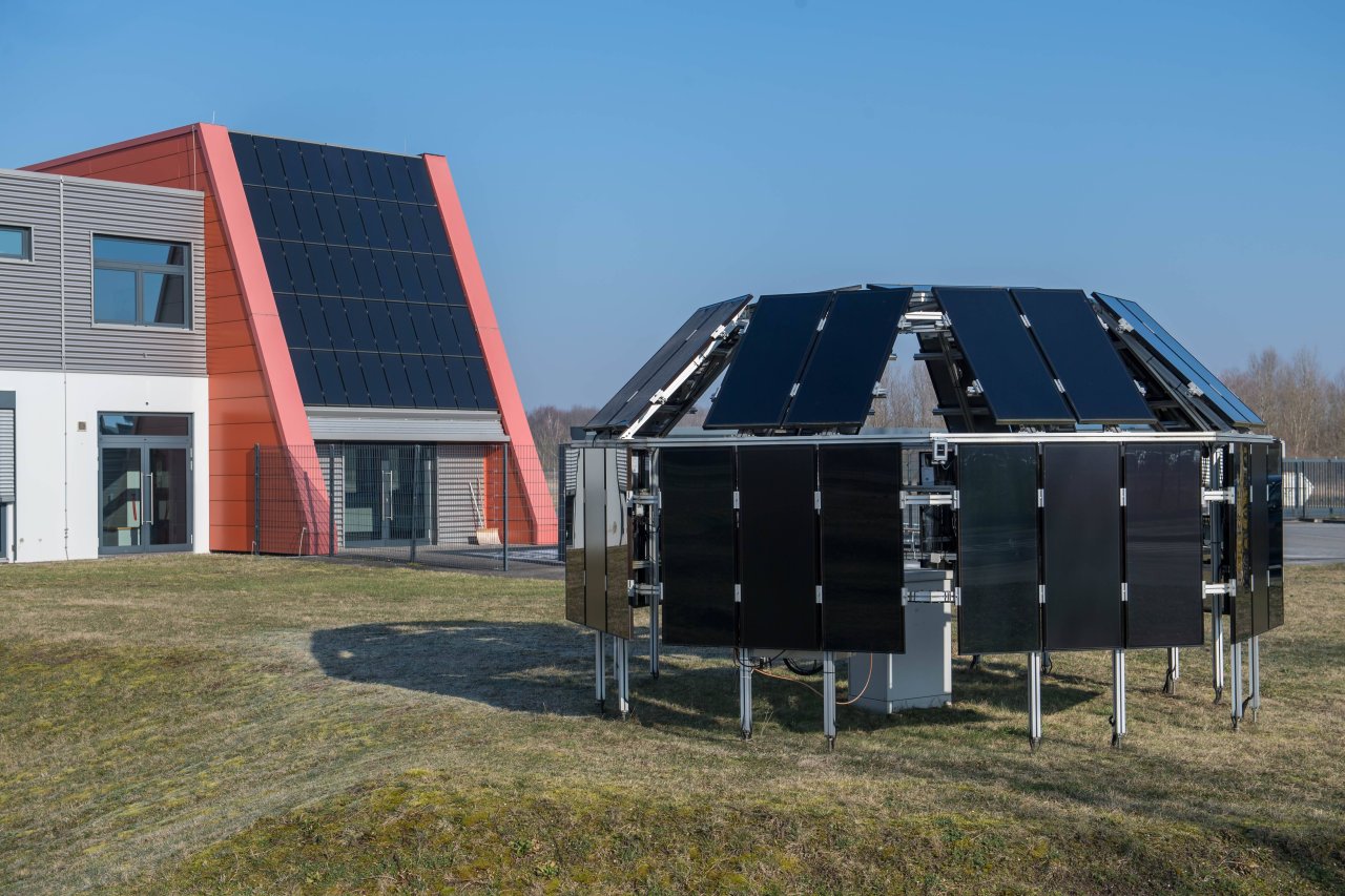 In einem Werk in Brandenburg soll eine Pilotlinie für die von Oxford PV entwickelte Perowskit-Solartechnologie aufgebaut und zur Marktreife gebracht werden.
