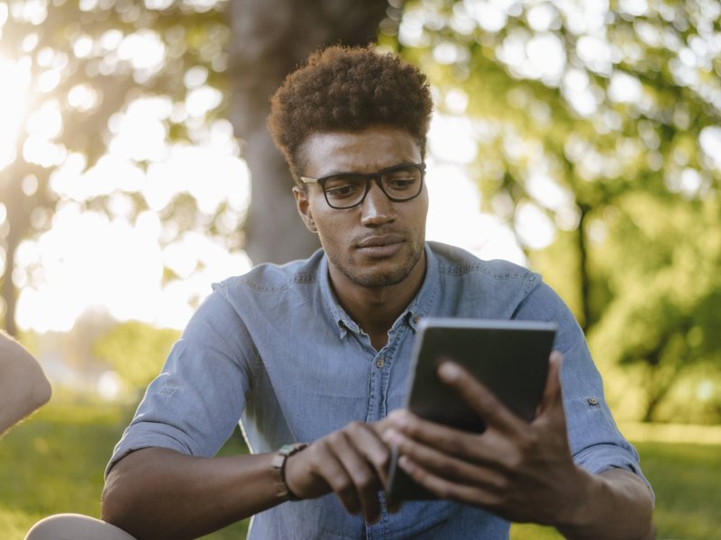 Mann mit Phablet in der Hand.