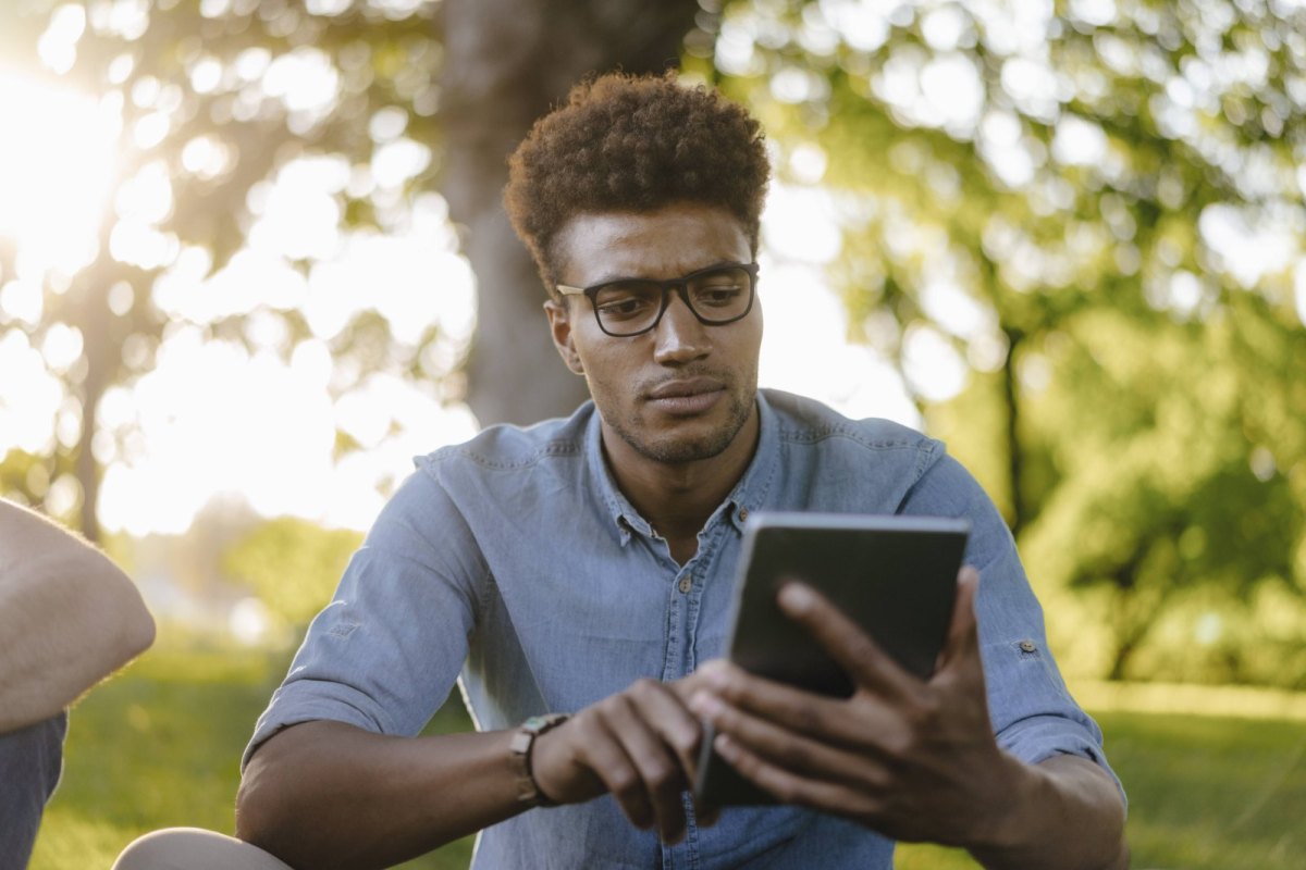 Mann mit Phablet in der Hand.