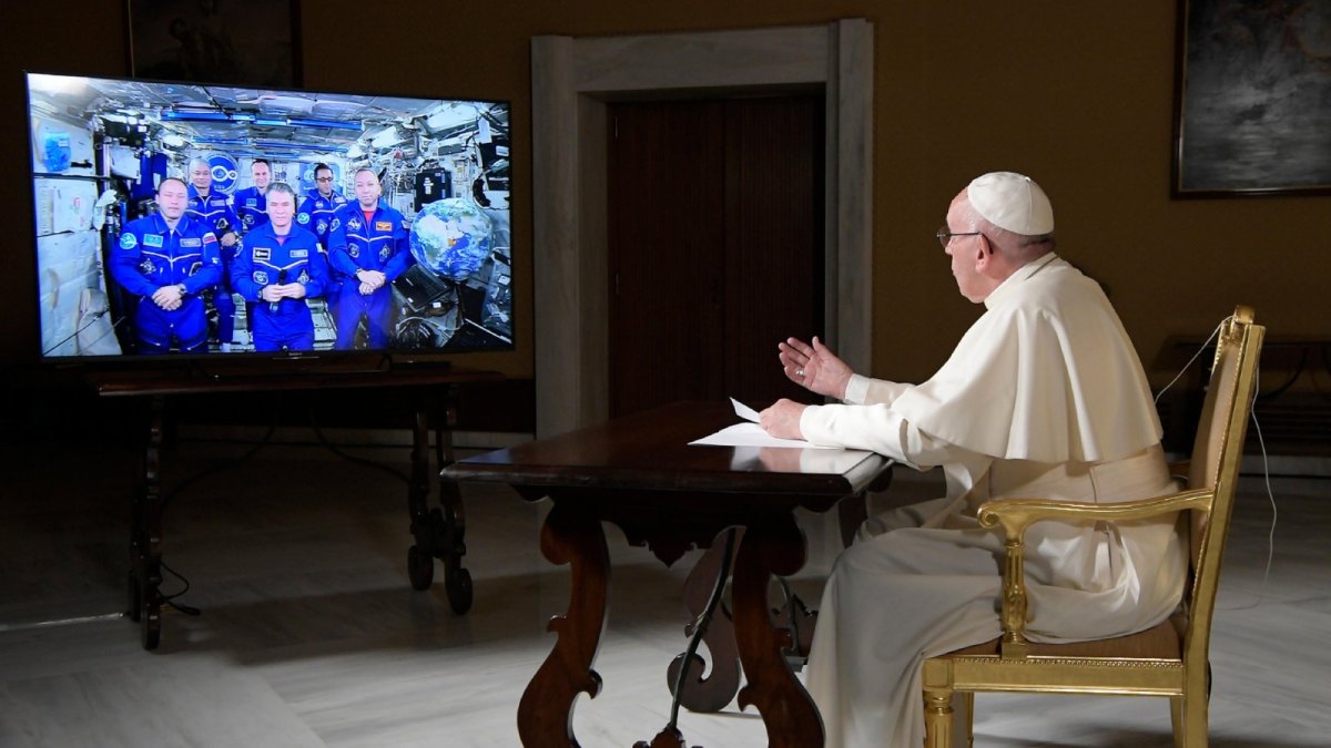 Papst Franziskus bei seinem Video-Telefonat mit den Astronauten der Raumstation ISS.