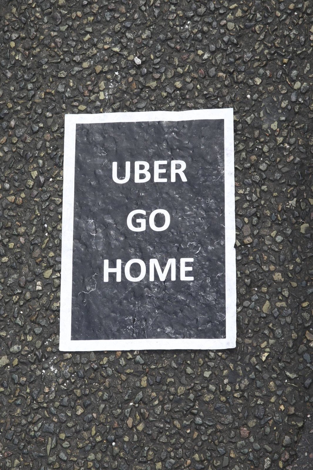 Plakat mit der AUfschrift "Uber go home"