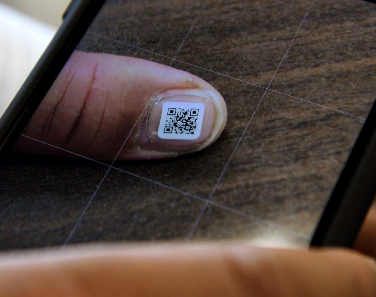 QR Code auf einem Fingernagel