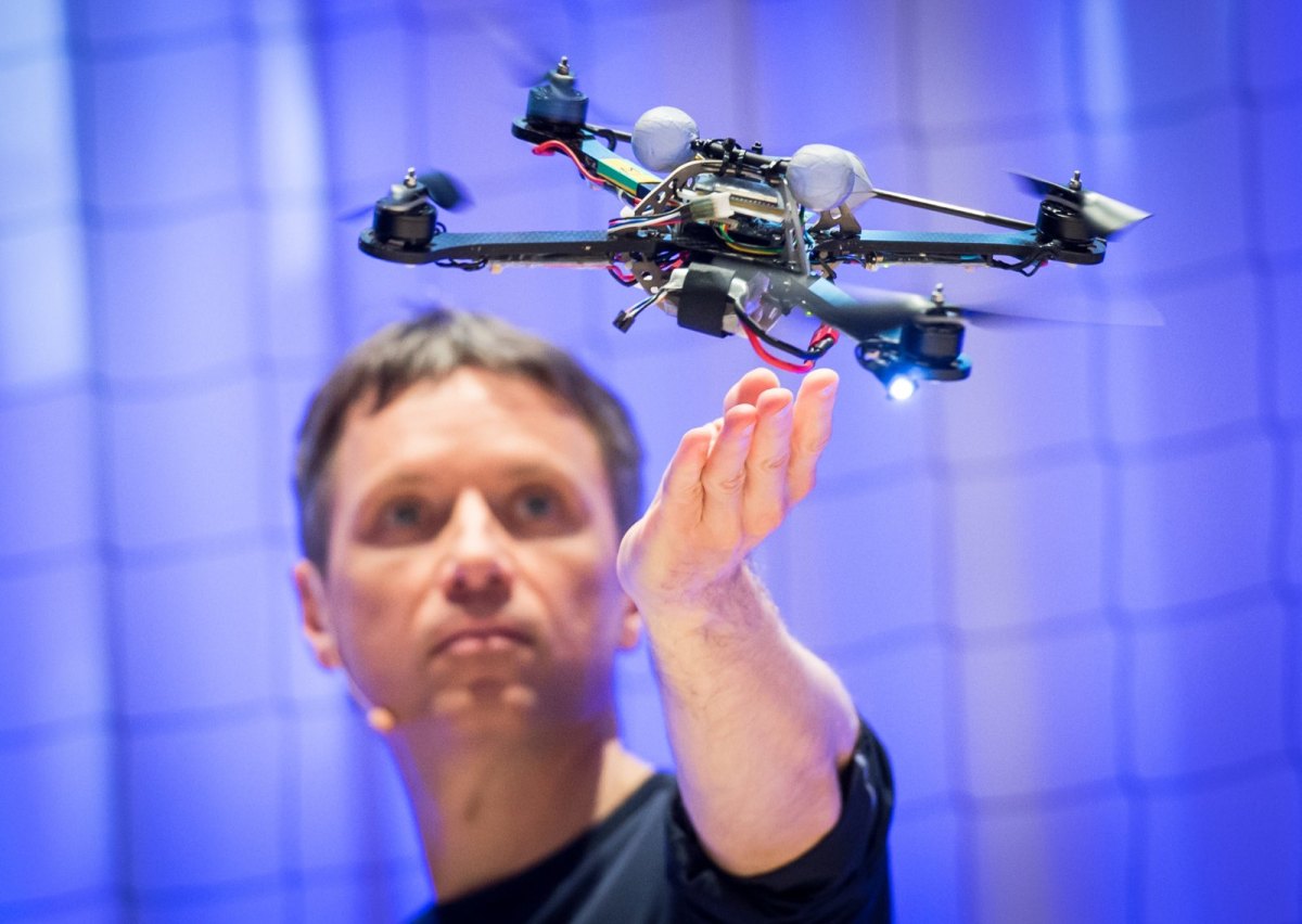 Professor Raffaelo D'Andrea lässt eine Drohne steigen