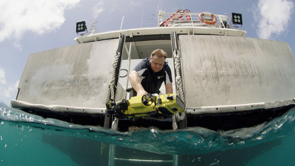 Professor Matthew Dunbabin (QUT) mit einem RangerBot